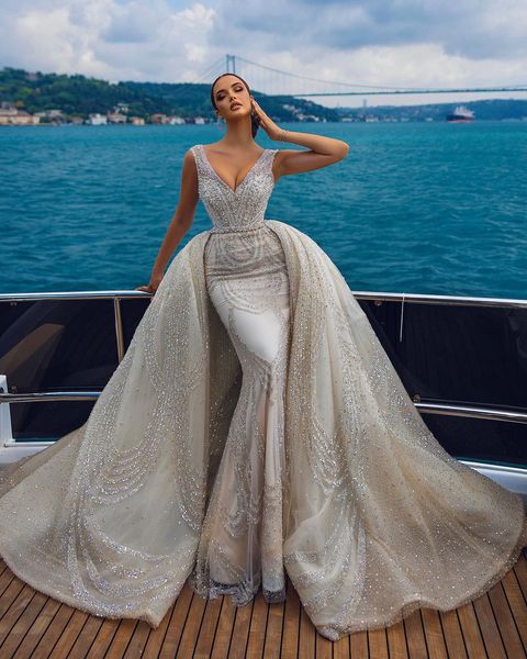 Luxuriöses Dubai-Hochzeitskleid mit Perlen, Kristallen, Strasssteinen, Brautkleidern mit V-Ausschnitt und abnehmbarer Schleppe Robe de mariee2869