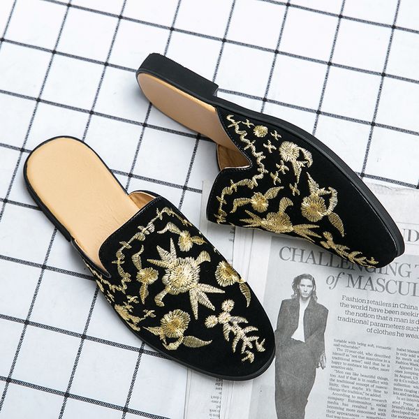 Half Slipper Men 7444d Shoes Fashion Shoes Black Faux Suede Personalità Floral ricamo floreale Slip-On Baotou Sling tall