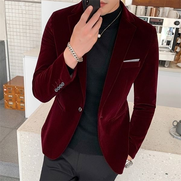 Abiti da uomo Blazer Blazer di velluto bordeaux Moda uomo Blazer casual Uomo Matrimonio Sposo Cantante Costume Blazer slim Abito da sera formale M5XL 220927