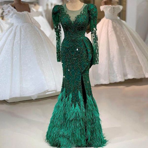Langarm Meerjungfrau Abend Festzug Kleider Spitze Applikationen Pailletten Feder Sheer O-Ausschnitt Smaragdgrün Arabisch Dubai Ballkleider