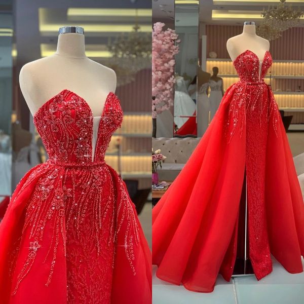 Stilvolle rote mermaid grad kleider trägerlose perlen spitze mit passrocks party kleider applique Seite splungs Frauen formelle maßgeschneiderte Abendkleid