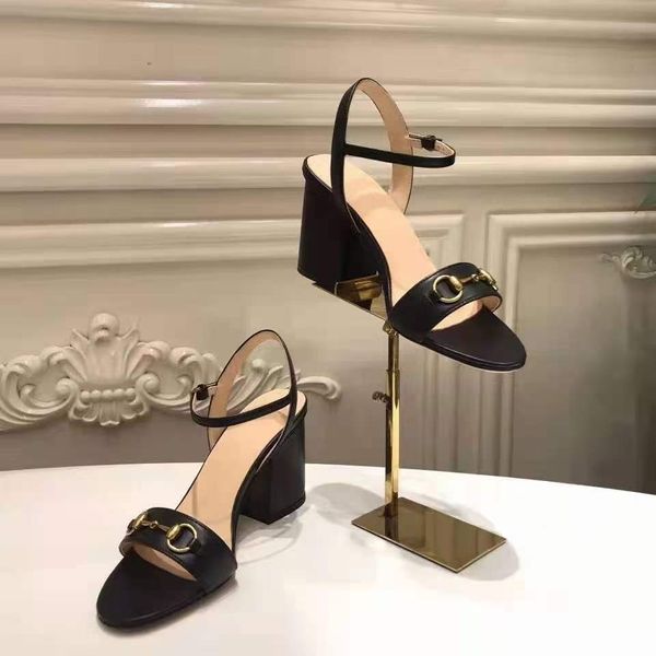European Classic Luxury Style Sandals Fashion Dress Sapatos de calcanhar sandálias Letra Couro para fazer sola de borracha mais Corrente de ouro colorida