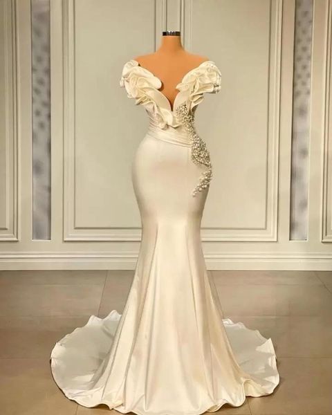 2022 Abiti da sposa eleganti vintage a sirena in raso Abiti con spalle scoperte Increspature Lunghezza pavimento Perle di perline di cristallo Occasioni nuziali lunghe Abiti formali