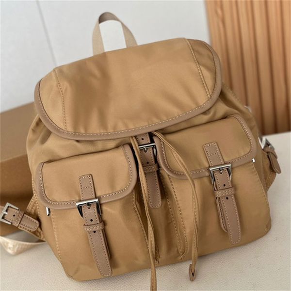 Mittlerer Rucksack aus Re-Nylon, Saffiano-Details, Designer-Schultaschen, Kordelzugverschluss, Klappe, Kühler, Damen-Herren-Rucksäcke, Stil, Metall-Hardware-Geldbörsen