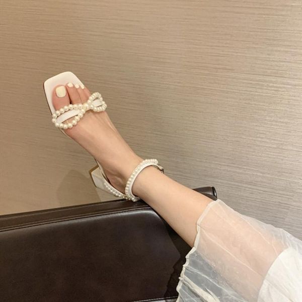 Sandálias coreanas pérolas de moda feminina 2022 líquido de verão vermelho arco semi-alto salto alto salto alto salto alto