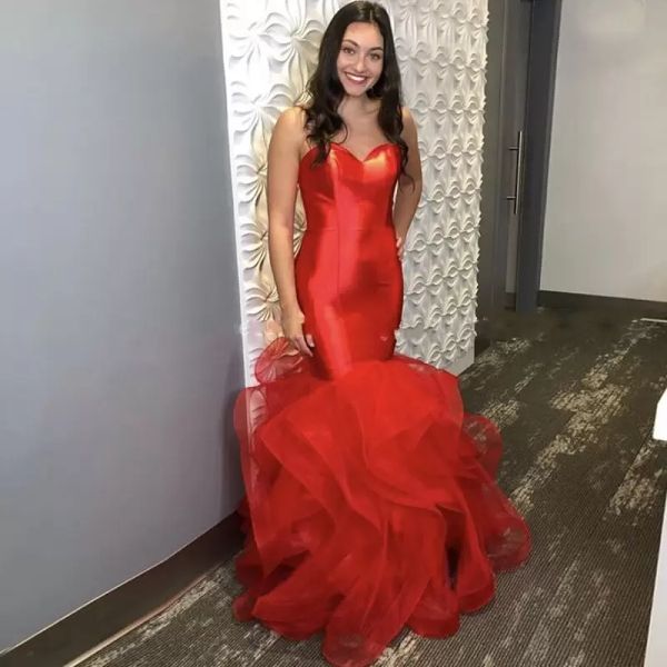 Vestidos de baile vermelho sereia mangas babados de babados de cetim de decote em cetim de coração