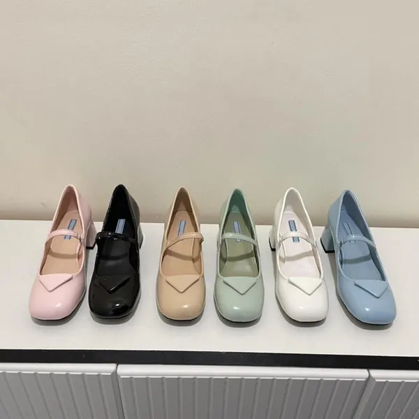 2022 Sandálias femininas Designer de sapatos de balé Mary Jane Sapatos Toe Buckle Salto grosso vintage Cheel de gorjeta