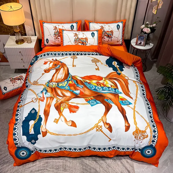 Set di biancheria da letto di design arancione di lusso in seta stampata a cavallo queen size copripiumino lenzuolo federe set consolatore