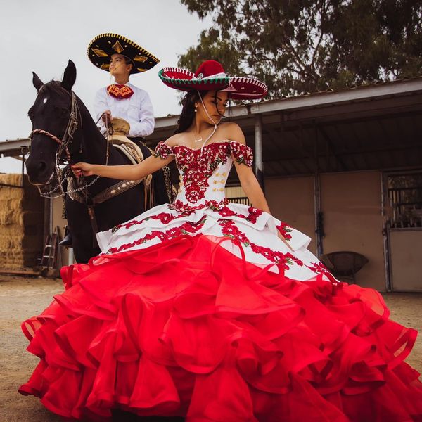 Charro Abiti Quinceanera floreali in stile messicano Abiti con volant bianchi e rossi su livelli Abito da ballo lungo Pagenat Sweet 15 Abito con spalle scoperte Cristalli Perline Masquerade 2022