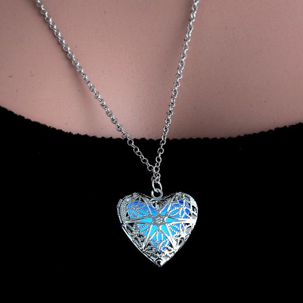 Glow in the Dark Hollow Heart brilhante colar de pingente de fluorescência Colar de pedra para mulheres Luminous Jewelry Gift