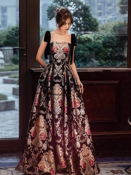 Vestidos de festa bordados à noite vintage Spaghetti Strap Luxurno Black Floral Celebrity Night Arabic Formal Prom Valores 2022