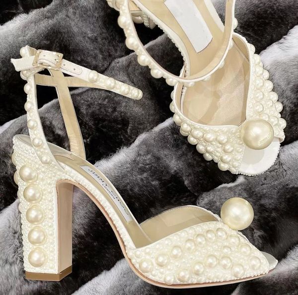 Sandali Sabine da sera perfetti Scarpe décolleté piatte in raso bianco con abbellimento di perle all-over Abito da sposa romantico ed elegante Sandali da sera