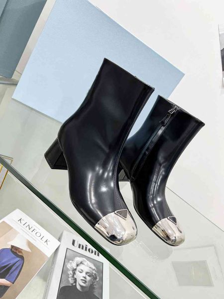 Tasarımcı Kadın Deri Botlar Sonbahar Kış Kare Düz Ayakkabı Marka Altın Üçgen Toe Black Beyaz Düz Moda Önyükleme Kutu İsteğe Bağlı 35-40