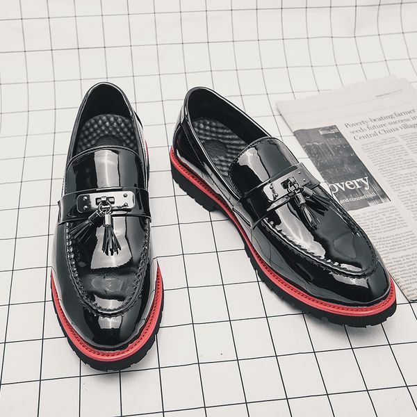Sapatos Black Patent Supotos homens couro Pu Retro Tassel Slip no negócio de moda casual diariamente, todos combinam ad fashi