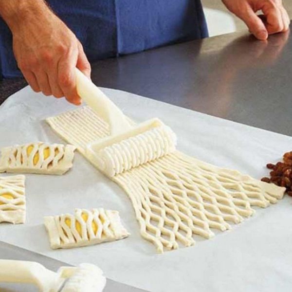 Strumenti per torte 1pc Strumento di cottura in plastica Pull Net Wheel Knife Pizza Pastry Retice Roller Cutter per pasta Cookie Pie Craft Accessori da cucina 220830