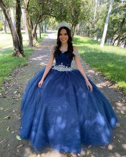 Sexy dunkelblaues Land-Boho-Quinceanera-Abschlussballkleid, herzförmiger Kristallgürtel, schulterfreies Ballkleid mit Ärmeln, langem Glitzer-Tüll, Abendparty