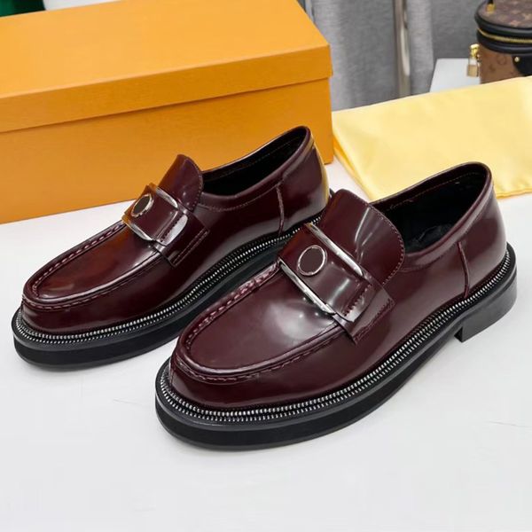 ACADEMY LOAFERS Scarpe Eleganti Questa versione presenta una zip decorativa intorno al guardolo con dettagli in metallo argentato ispirati alla sfilata Primavera 2022 del brand