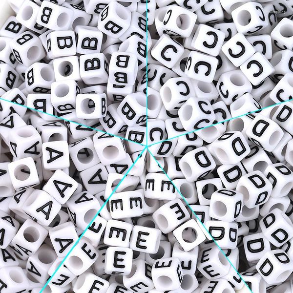 Perlen 100 Stück A-Z Englische Acryl-Buchstabenperlen für DIY-Armbänder, Schmuckherstellung, Zubehör, Kunststoff, quadratisch, einzelnes Alphabet-Puzzle