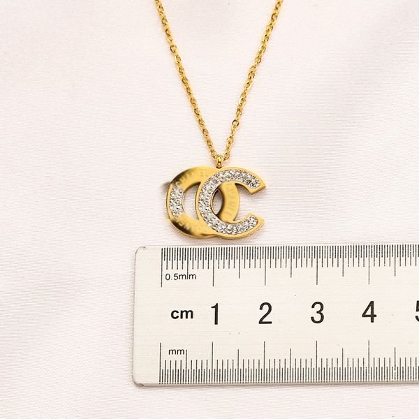 Colar de Design de Luxo Banhado a Ouro 18K Marca Colares de Aço Inoxidável Gargantilha Cadeia Carta Pingente Moda Feminina Casamento Jóias Acessórios Amor Presentes AA1935