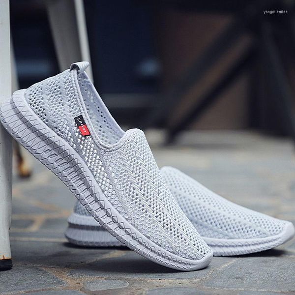 Sandálias de verão masculino de malha respirável Sapatos coreanos Fashion One Foot Lazy Hollo