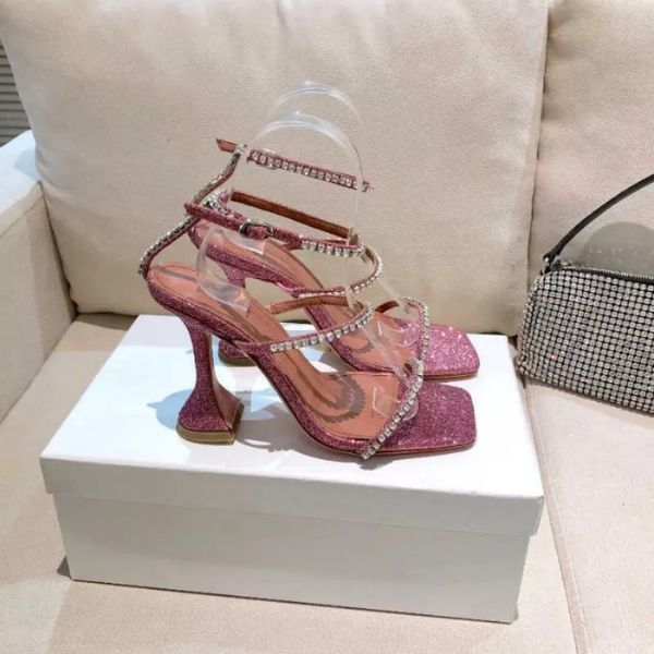 Ayakkabı Aksesuarları Gilda Pink Glitter Sandals Kristal Kaplı Kayış Makara Topukları Gökyüzü Yüksek Topuk Kadınlar Yaz Lüks Tasarımcılar Ayakkabı Partisi Dans Gong Jia