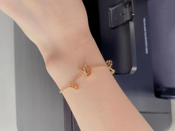 Braccialetto del braccialetto dell'oro del braccialetto della lettera di modo del progettista di marca Braccialetto dei gemelli del polsino della collana dei gioielli Braccialetto del regalo dell'acciaio inossidabile placcato cristallo