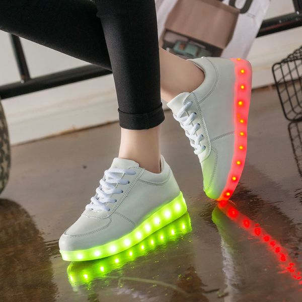 Tênis kriative shoes iluminados carregador USB para menino menina tênis brilhantes iluminam treinadores Kid Casual Luminous LED chinelos 221205