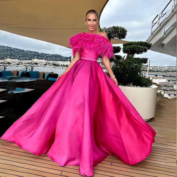 Abiti da ballo in piume fucsia 2023 Gonna a pieghe con gonna gonfia Abito da sera Una linea in raso Personalizzato Celebrity robes de soiree