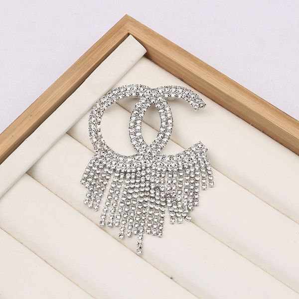 Marca de design Desinger Broche Broche Women Love Crystal Rhinestone Pearl Letter Broches Suit Pin Jóias de moda Acessórios de decoração de roupas famosas design-15