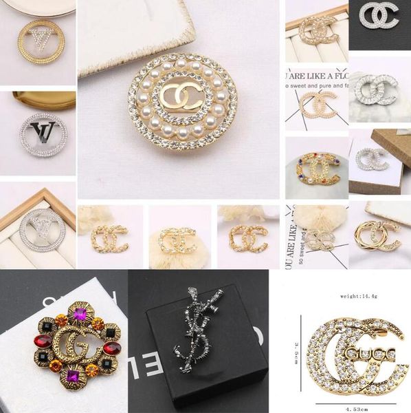 Atacado Misto Aleatório Enviar Marca Designer Letras Broche Moda Letra Dupla Borla Pérola Casais Luxo Strass Pin Terno Acessórios Jóias