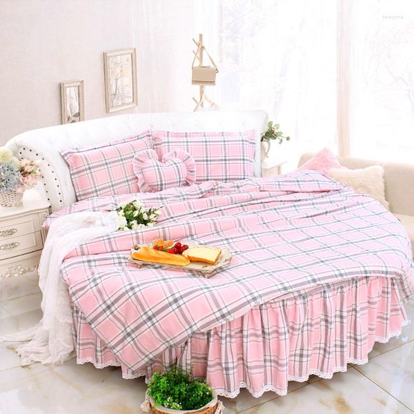 Set di biancheria da letto Abito da letto a quadri rosa Copripiumino rotondo in cotone king size di lusso con gonna e federa