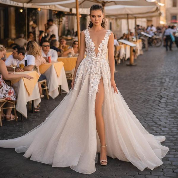 Abiti da sposa senza schienale Berta Abiti da sposa con perline Appliqued in pizzo Sheer Scollo a V profondo Una linea Split Side Sweep Train Tulle Vestido De Novia