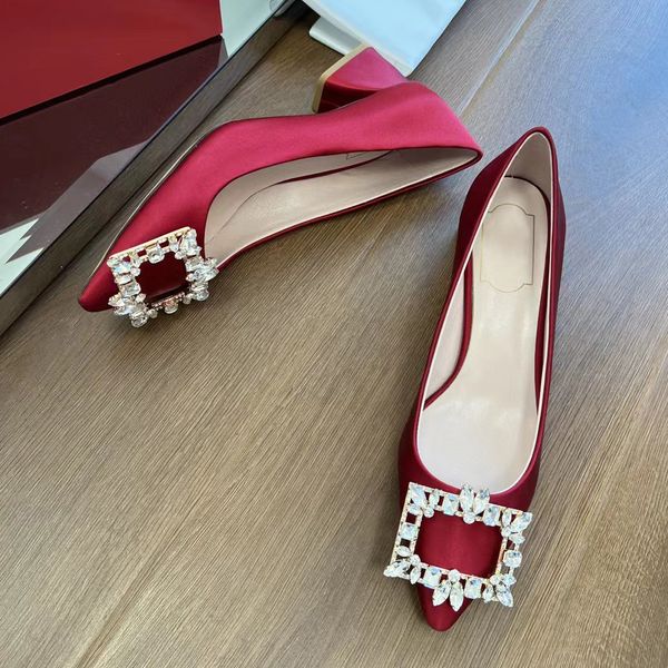 Resmi ayakkabılar cömert düğme kristal dekorasyon sığ ağız alçak topuk katır düğün pompası pompsluxury tasarımcı kadın deri sivri toka rahat ayakkabılar