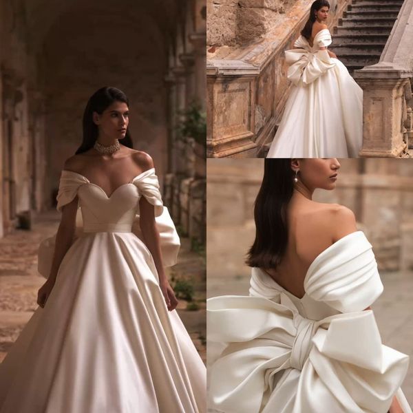 Abiti da sposa sexy da spiaggia a-line con spalle scoperte in raso con fiocco grande senza schienale aperto sul retro Boho pieghe corte dei treni abiti da sposa bohémien