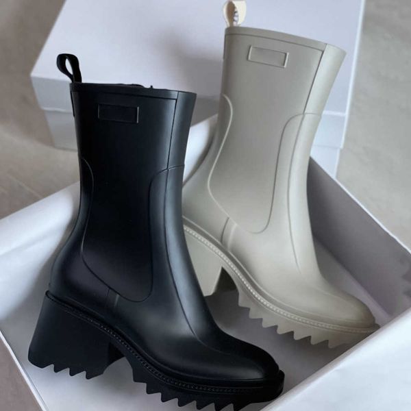 Kadınlar Betty Pvc Yağmur Botları Fashions Kauçuk Kalın Yarım Bot Tasarımcı Bayanlar Siyah Kahverengi Beyaz Platform Ayakkabı Orta Topuk Moda Yan Fermuarı 237