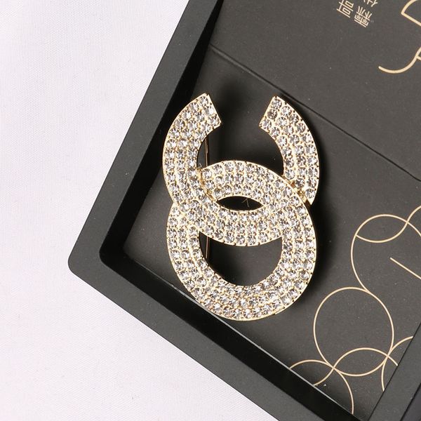 Marca de design de luxo Desinger Broche Broche Women Love Crystal Rhinestone Pearl Letter Broches Suit Pin Fashion Jewelry Clothing Decoration Acess￳rios famosos Design-16