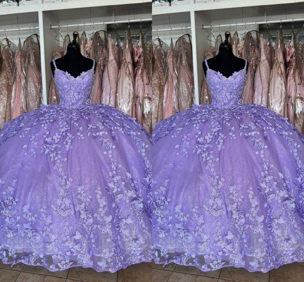 2023 Vestidos Quinceanera Borboleta Roxa Flores Florais Renda Aplique Espaguete Decote em V Vestidos de Baile Noite Formal Vestido de Baile Sweet 15 Girls