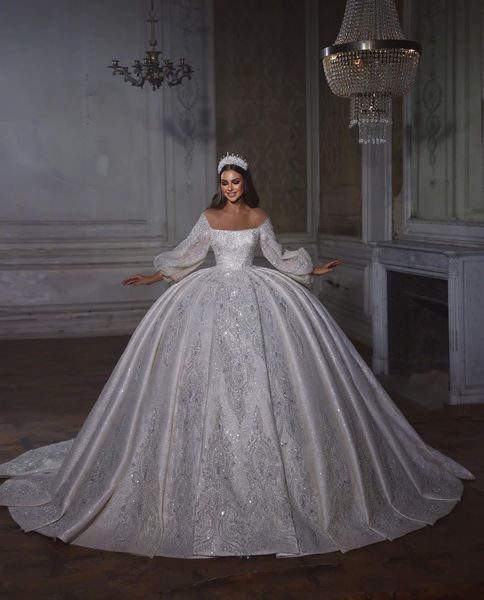 Abiti da ballo principessa Abiti da sposa Applicazioni Bateau Maniche lunghe Paillettes scintillanti Applicazioni Perline Increspature in pizzo Celebrity Lunghezza del pavimento Abiti da sposa di lusso Taglie forti