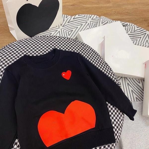 Çocuk Tasarımcı Sweaters Bebek Sweaters Toddler Giysileri Kazak 2023 Aşk şekli Sıcak Fasion Tasarımcıları Küleyler Jumper% 100 Pamuk Beyaz Siyah Kırmızı 23 Stil