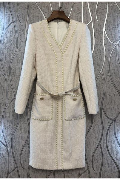 Abiti casual Abito di lana di alta qualità 2022 Stile autunno inverno Donna con scollo a V Tasca grande Cintura Deco Manica lunga a metà polpaccio Beige Caldo