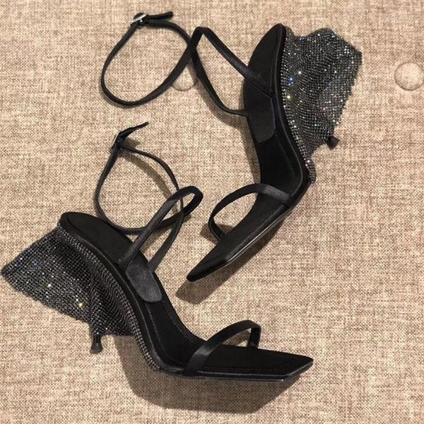 Sandalet bling siyah rhinestone püskül kapalı topuk sandal yaz açık ayak ayak bileği kayış gladyator ayakkabı kesme parti