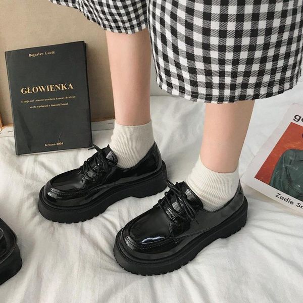 Scarpe eleganti stile inglese 2022 Lady primaverili e autunnali piccoli allacciatura in pelle torta spugna suola stazione europea amore fu femmina