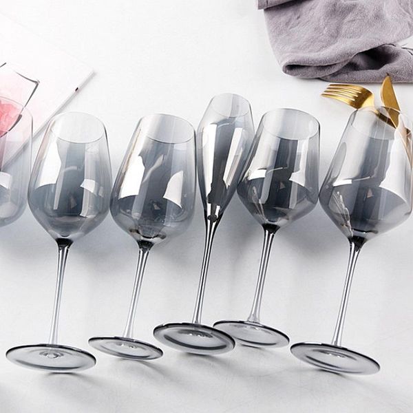 Бокалы вина скандинавский легкий роскошный дым серый стеклянный шампанский флейты покрывают бордовые бордовые чашки бордовых аперитов