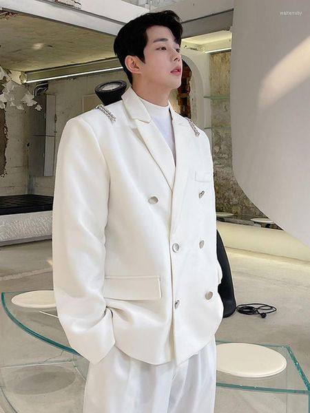 Мужские костюмы корейские мужские костюмы дизайн модной цепочка декоративная 2023 Осень сплошной цвет двойной грудь роскошной мужской куртка пиджак