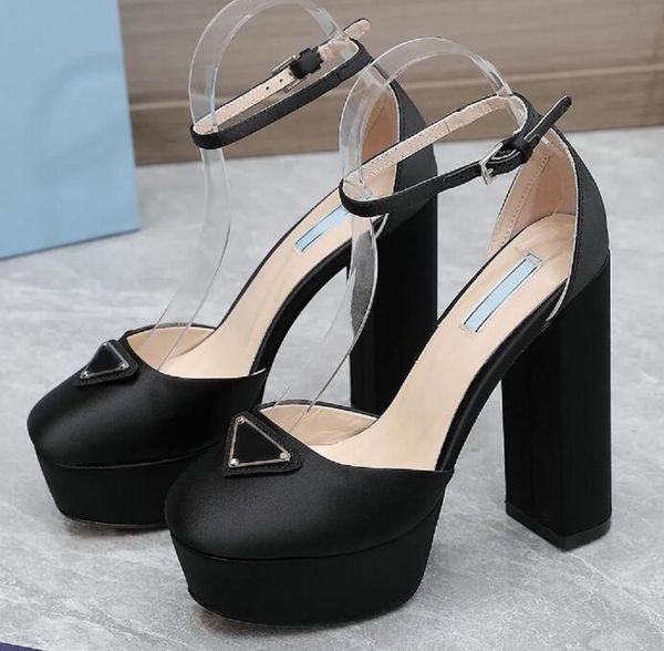 Знаменитый дизайн сатиночных сандалий дизайнерский дизайнерский треугольный украшение пряжки кусочка женская женская обувь высокая каблука кожаная подошва каблука римская сандаловая коробка 35-42