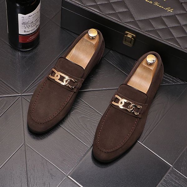 New Luxury Designer Men's Metal Chain Suede Sapatos de couro vestido masculino Homecoming Drivers de casamento Loafer Sapato Social Masculino