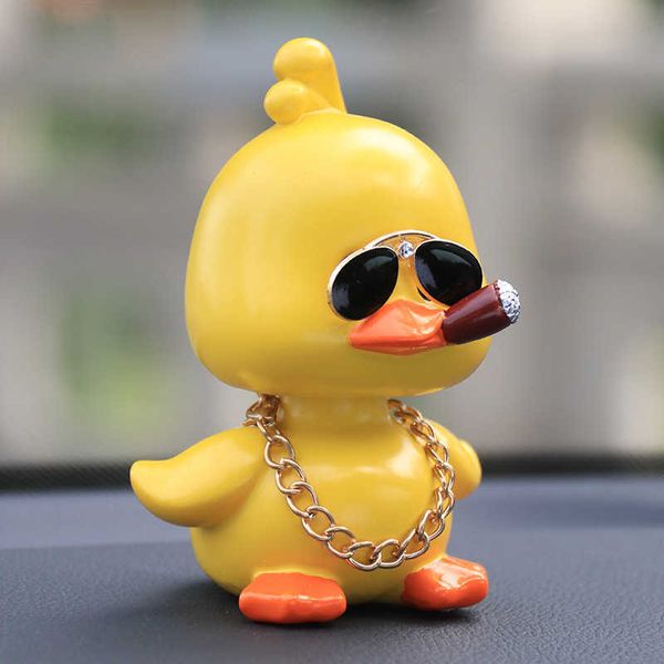 Decorazioni per interni Cute Anime Shaking Duck Car Interior Anatra decorativa con occhiali da sole Collana Auto Cruscotto Decorazione per accessori auto T221215