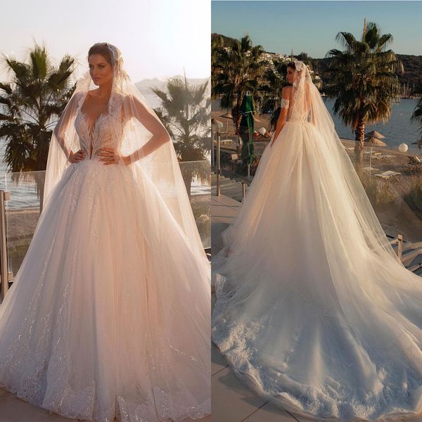 Abito da ballo principessa Abiti da sposa Appliques Scollo a V Senza maniche Paillettes scintillanti Perline Increspature di pizzo Celebrità Senza schienale Lunghezza del pavimento Abiti da sposa di lusso Taglie forti