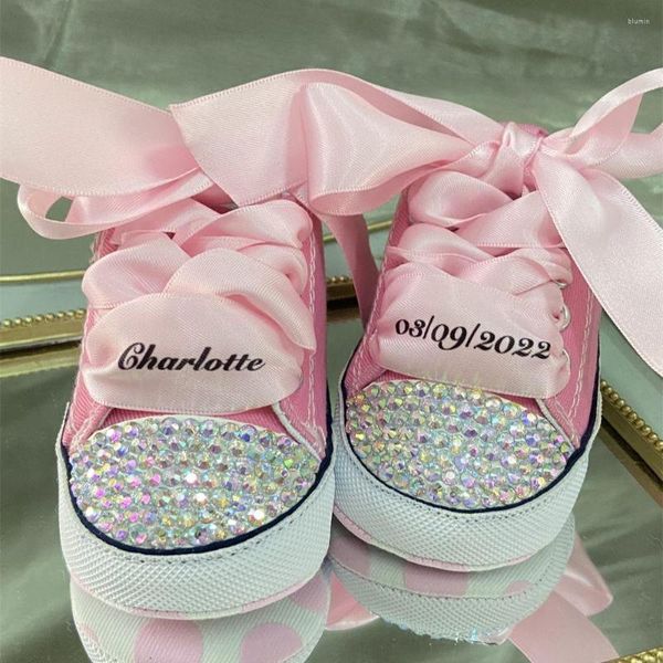 First Walkers Dollbling Baby Name Print Design exclusivo Infant Berço Shoes Born Twins Birthday Show Pography Outfit Mocassin