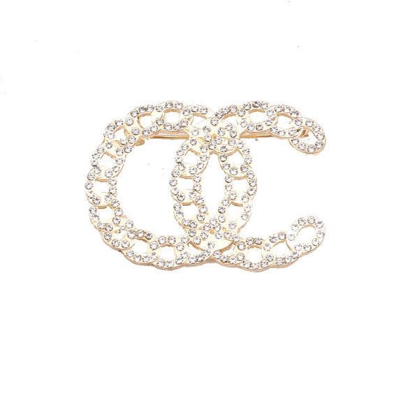 Uxury kadın tasarımcı marka mektubu broşlar 18k altın kaplama kristal rhinestone mücevher broş cazibesi inci pim klasikleri evlenmek düğün partisi hediye aksesuar